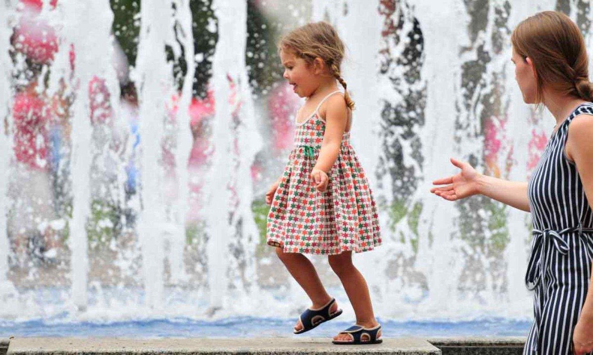 Em dias de calor excessivo, as crianças exigem cuidados especiais, como hidratação, alimentação leve e uso de protetor solar -  (crédito: Alexandre Guzanshe/EM/D.A Press)
