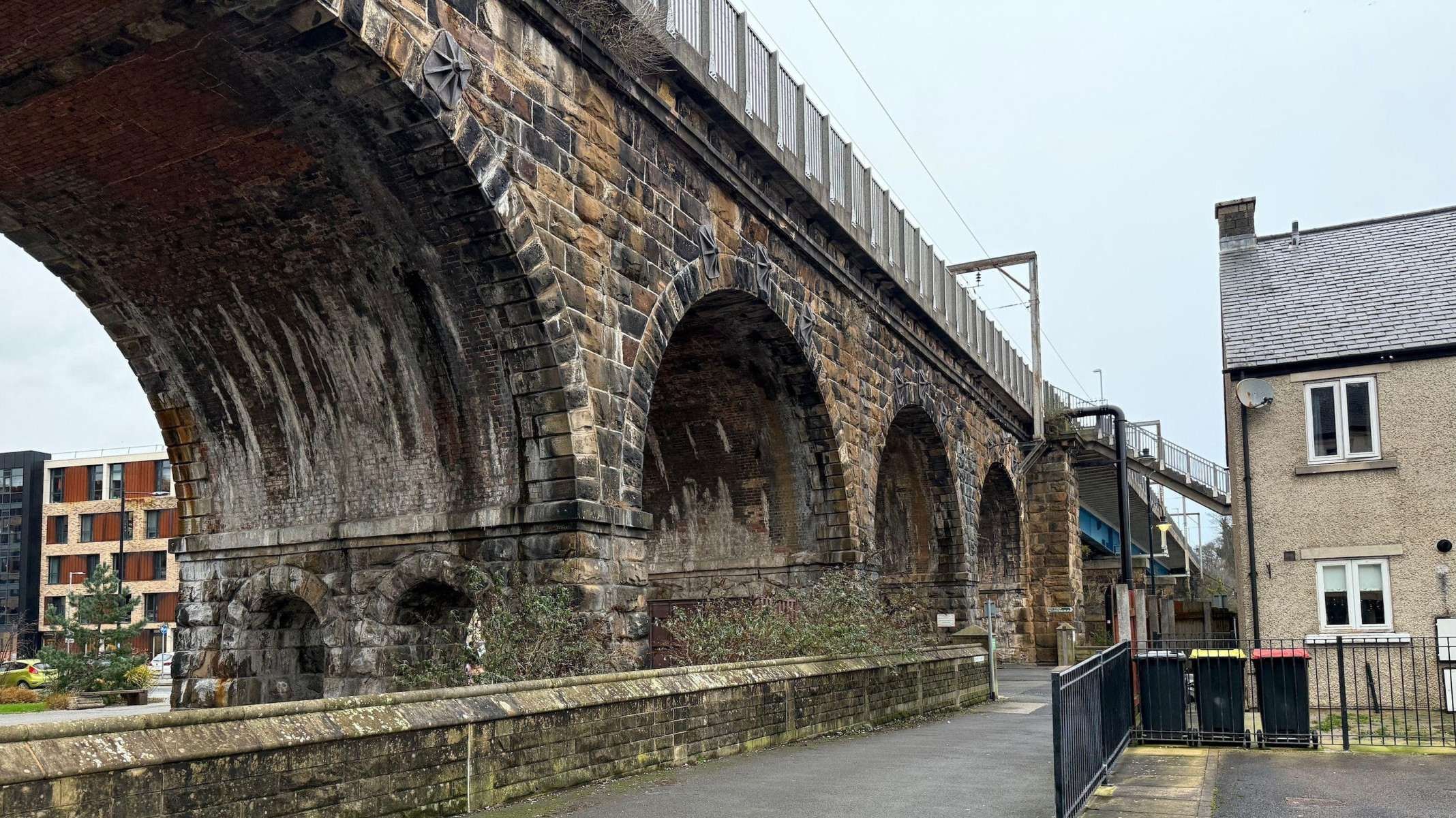 Imagem falsa gerada por IA leva a cancelamento de trens na Inglaterra -  (crédito: BBC)