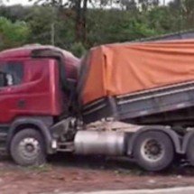 MG: carreta tomba, deixa ferido e provoca congestionamento na BR-381
