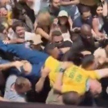 Vídeo: filme sobre Bolsonaro recria facada em Juiz de Fora - Reprodução/Redes sociais