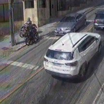 Óleo derramado leva carros a derraparem em rua de BH - Mateus Parreiras/EM/D.A Press