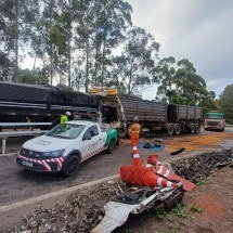 Batida entre carretas interdita BR-381 e deixa vítima presa às ferragens - CBMMG/Divulgação