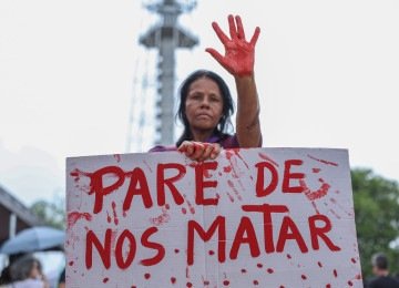 O Levante Mulheres Vivas realiza ato na área central de Brasília para denunciar o feminicídio e todas as formas de violência contra mulheres -  (crédito: Marcelo Camargo/Agência Brasil)