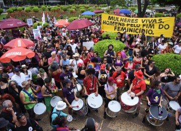 Manifestação na Praça Raul Soares, na região central de BH, pede políticas públicas para mulheres neste domingo (7/12) -  (crédito: Gladyston Rodrigues/EM/DA Press)