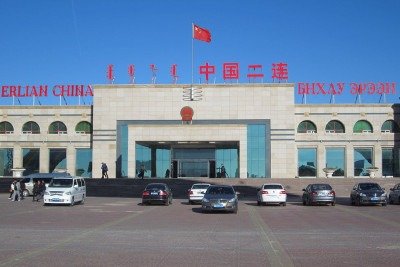 A escultura fica na cidade chinesa de Erenhot, mas bem perto da cidade de Zamyn-Üüd, na Mongólia. Fica a poucos metros da fronteira, mas não exatamente na linha divisória entre os dois países. Na prática, porém, muitos consideram fronteira.  -  (crédito: Ken Marshall wikimedia commons)