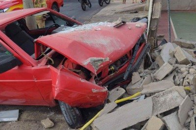 Acidente provocou a queda de um muro no bairro Industrial -  (crédito: Divulgação/Corpo de Bombeiros)