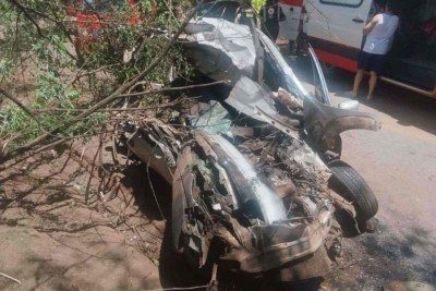 Batida entre carro e caminhão deixa duas vítimas na Grande BH
 -  (crédito: CBMMG)