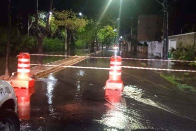 Avenida foi invadida pela água após lagoa do Parque Municipal Milton Prates transbordar devido ao excesso de chuvas -  (crédito: Defesa Civil Montes Claros/divulgação)