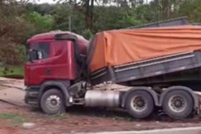 Carreta tombou e cabine ficou intacta -  (crédito: Reprodução/Redes sociais)