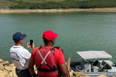 Grupo fazia um passeio de pescaria quando o acidente aconteceu -  (crédito: Divulgação/Corpo de Bombeiros)