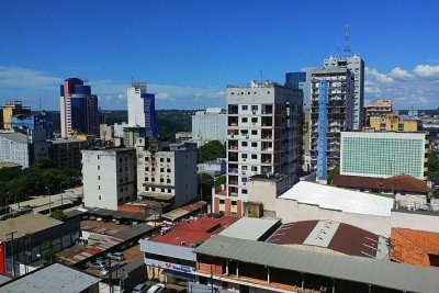 Conhecida como um dos principais destinos de comércio da América Latina, a Ciudad del Este faz fronteira com Foz do Iguaçu (Brasil) e Puerto Iguazú (Argentina). Essa ligação acontece através da Ponte da Amizade, porém o local tem outros pontos turísticos que chamam a atenção. -  (crédito: Cmasi/Wikimedia Commons)