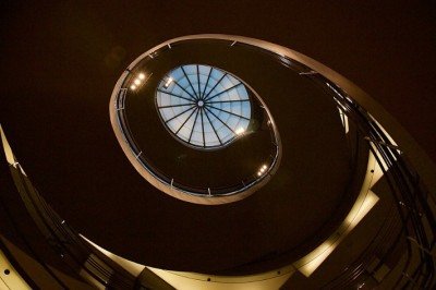 As claraboias têm se tornado cada vez mais um elemento de leveza e beleza na arquitetura , como verdadeiros moduladores da luz natural. Desde discretos feixes de luz até grandes vãos, essas aberturas transformam o ambiente. -  (crédito: Scry Photo/Wikimedia Commons)