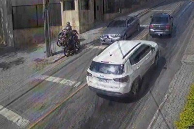 Carros derrapam na rua Haiti, no bairro Sion, devido a presença de óleo na via -  (crédito: Mateus Parreiras/EM/D.A Press)