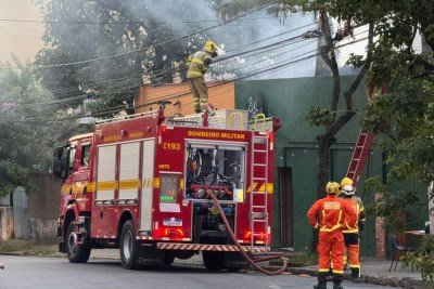Os militares chegaram rapidamente ao estabelecimento e conseguiram controlar o fogo poucos minutos após o início do combate -  (crédito: CBMMG)