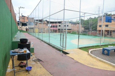 Desde que ocorreu o tiroteio, a pracinha, que antes tinha grande movimento, estÃ¡ vazia -  (crédito: Leandro Couri/EM/D. A. Press)