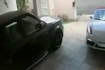 Uma câmera de segurança do imóvel flagrou parte da ação criminosa -  (crédito: Reprodução)