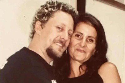 Canisso e a esposa, Adriana. O baixista morreu em 2023, vítima de um infarto -  (crédito: Arquivo pessoal)