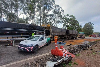 Batida entre carretas interdita a BR-381 e deixa vítima presa às ferragens
 -  (crédito: CBMMG/Divulgação)