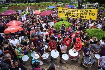 Manifestação na Praça Raul Soares, na região central de BH, pede políticas públicas para mulheres neste domingo (7/12) -  (crédito: Gladyston Rodrigues/EM/DA Press)