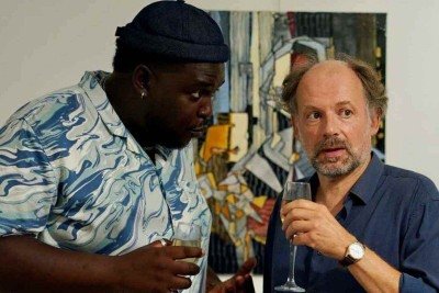 Salif Cissé e Denis Podalydès vivem Baptiste e Pierre, respectivamente, no filme 'Voz de aluguel', de Fabienne Godet -  (crédito: Festival de Cinema Francês/Divulgação)