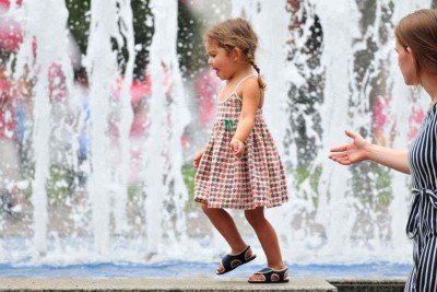 Em dias de calor excessivo, as crianças exigem cuidados especiais, como hidratação, alimentação leve e uso de protetor solar -  (crédito: Alexandre Guzanshe/EM/D.A Press)