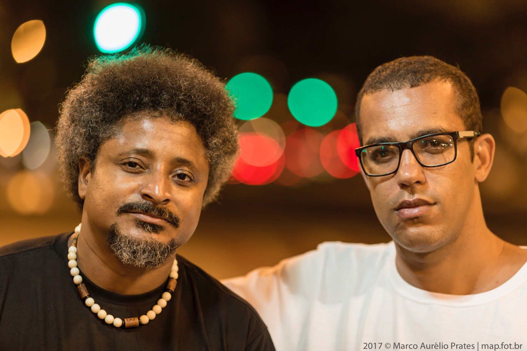 Rappers Dokttor Bhu e Shabê estão lado a lado e olham para a câmera