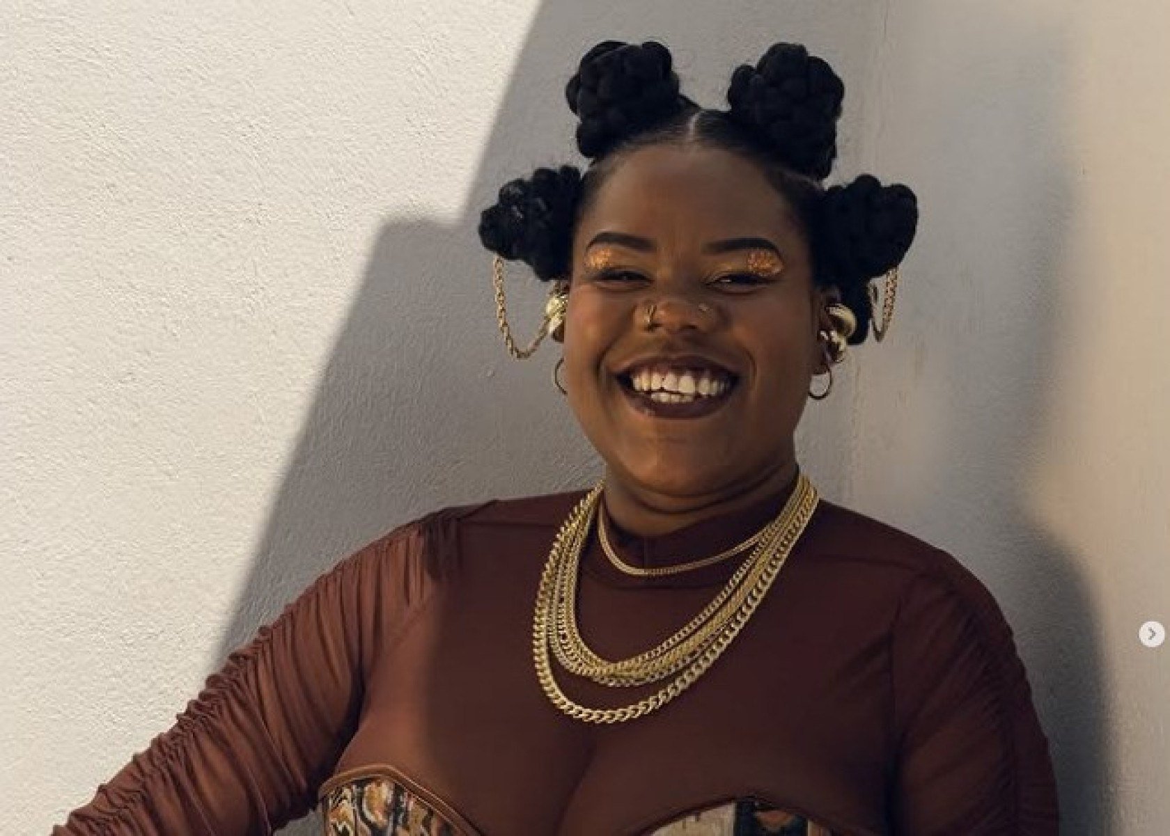 Cantora e compositora Talita Silva sorri para a câmera