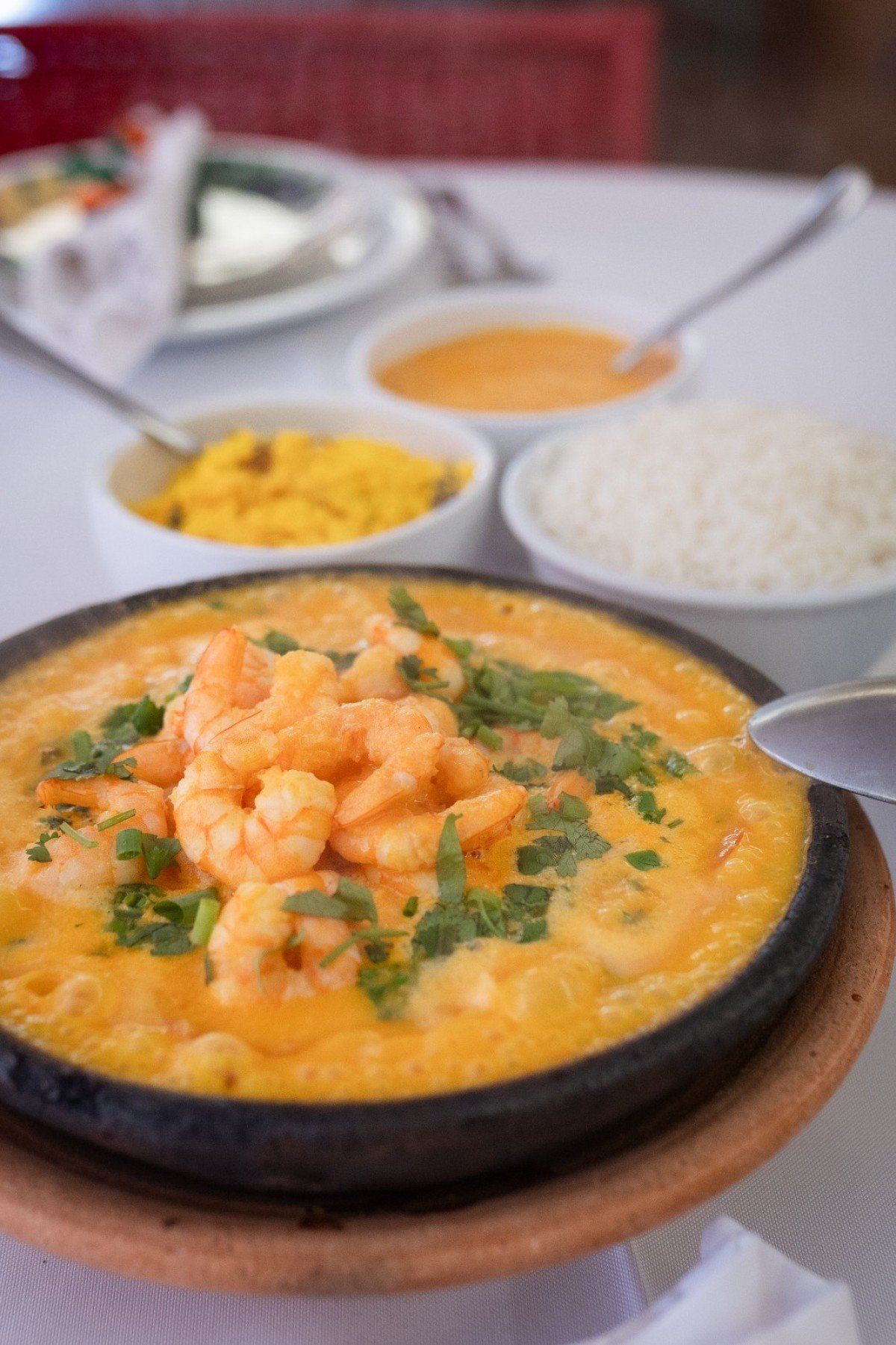 A moqueca de camarão é o prato preferido dos clientes que ficam mais perto da Bahia no Alguidares