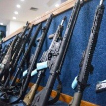 Arsenal dos bandidos ficou mais forte e mais novo após decretos pró-armas de Bolsonaro, diz estudo - Ato Press/Folhapress