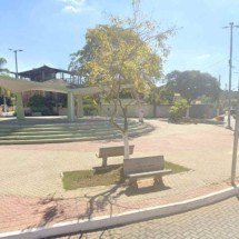 Homem sentado em banco de praça é morto a tiros em Confins - Reprodução/Google Street View