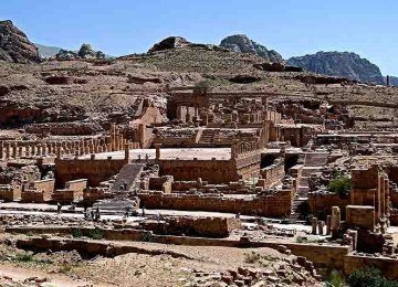 No coração da Jordânia, Petra é uma das joias arqueológicas mais impressionantes do mundo. Conhecida como a 'Cidade Rosa', devido à tonalidade rosada de suas rochas de arenito, Petra guarda em suas encostas esculpidas uma história que atravessa milênios. -  (crédito: Bernard Gagnon/Wikimédia Commons)