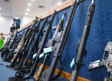 Armas utilizadas por traficantes, apreendidas em operação no Rio de Janeiro, em 29 de outubro de 2025 -  (crédito: Ato Press/Folhapress)