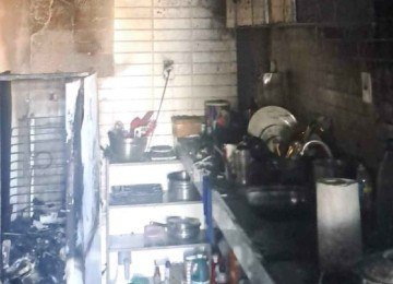 Incêndio atingiu apartamento em Ipatinga nesse domingo (7/12) -  (crédito: Divulgação/CBMMG)