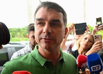 Jair Bolsonaro escolheu o filho mais velho, Flávio, para representá-lo nas eleições presidenciais de 2026 -  (crédito: Evaristo Sa / AFP)