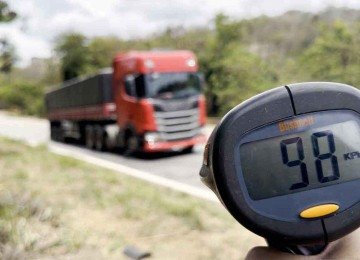 Radar flagra carreta a 98 km/h em trecho limitado a 80 km/h na chamada Rodovia da Morte -  (crédito: Mateus Parreiras/EM/D.A Press)