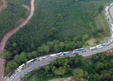Na foto aérea, filas de veículos em congestionamento quilométrico após acidente com dois caminhões em trecho crítico da Rodovia Fernão dias -  (crédito: Leandro Couri/EM/D.A Press – 30/04/2025)