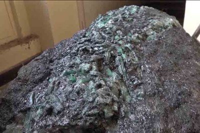 O presidente interino de Madagascar, que assumiu o poder em outubro, revelou a descoberta de uma pedra preciosa de 300 kg encontrada no palácio presidencial na capital, Antananarivo.  -  (crédito:  reprodução do Youtube Canal FRANCE 24)