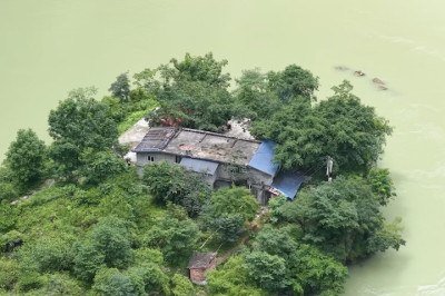 Você seria capaz de viver isolado em uma ilhota no meio de um rio profundo? Pois é exatamente o que faz uma família chinesa, há mais de 20 anos! -  (crédito: Reproduc?a?o/YouTube)