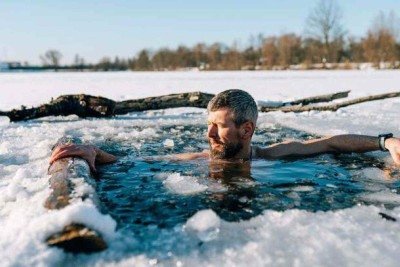 Os seres humanos adultos, no entanto, encontraram outras formas de se aquecer — ligando o aquecimento, se enrolando em cobertores grossos ou usando casacos mais quentes -  (crédito: Getty Images)