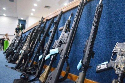 Armas utilizadas por traficantes, apreendidas em operação no Rio de Janeiro, em 29 de outubro de 2025 -  (crédito: Ato Press/Folhapress)