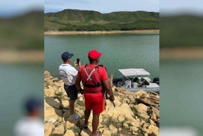 Bombeiros buscam afogado no Rio Grande, no sul de Minas -  (crédito: Instagram/Corpo de Bombeiros)