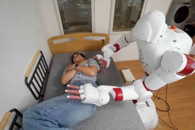 Toshio Morita (à direita) trabalha no <em>Restaurant of Mistaken Orders</em> -  (crédito: BBC)