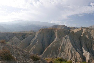 No coração da Andaluzia, o Deserto das Tabernas surge como uma paisagem única na Europa. Entre montes argilosos e canyons estreitos, sua aparência lembra cenários extraterrestres. A luz seca e intensa reforça tons avermelhados e dourados, criando um espetáculo visual. É um palco natural que já conquistou Hollywood e o imaginário de viajantes. -  (crédito: reprodução/ tripadvisor)
