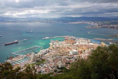 Gibraltar é um território pequeno em extensão, mas gigantesco em curiosidades e importância estratégica. Localizado no extremo sul da Península Ibérica, é famoso pelo seu imponente rochedo e pelo estreito que conecta mares. Tradição e modernidade lado a lado, com um aeroporto atravessado por avenida e uma cultura vibrante que reflete séculos. Esta galeria revela por que Gibraltar é singular no mundo. -  (crédito: reprodução/ expedia)