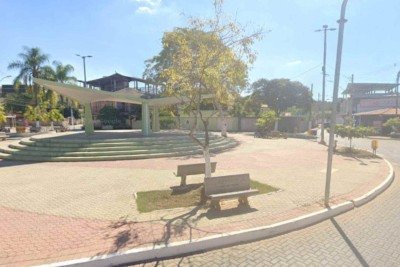 Vítima estava sentada no banco de uma praça quando foi alvo dos disparos -  (crédito: Reprodução/Google Street View)