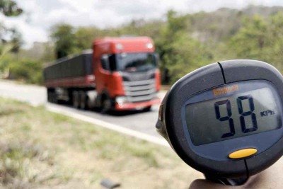 Radar flagra carreta a 98 km/h em trecho limitado a 80 km/h na chamada Rodovia da Morte -  (crédito: Mateus Parreiras/EM/D.A Press)