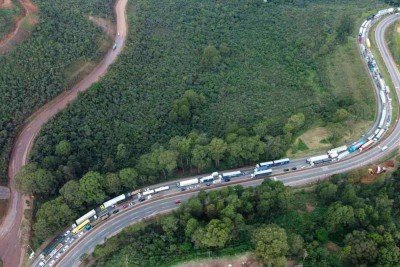 Na foto aérea, filas de veículos em congestionamento quilométrico após acidente com dois caminhões em trecho crítico da Rodovia Fernão dias -  (crédito: Leandro Couri/EM/D.A Press – 30/04/2025)