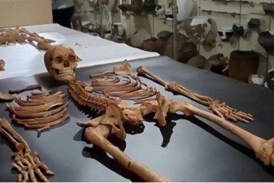 Novas ossadas de pessoas que eram consideradas 'vampiras' foram encontradas num cemitério na Polônia.Elas tinham cadeados nos pés, foice de ferro no pescoço e corrente que prendia o corpo ao solo, demonstrando que foram alvo de superstições e maus-tratos. -  (crédito: Reprodução de vídeo G1)