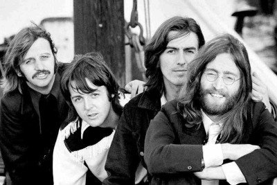 Ringo Starr, Paul McCartney e George Harrison, em conversas na década de 1990, falam com carinho de John Lennon, que morreu em dezembro de 1980 -  (crédito: Bruce McBroom/Apple Corps/divulgação)