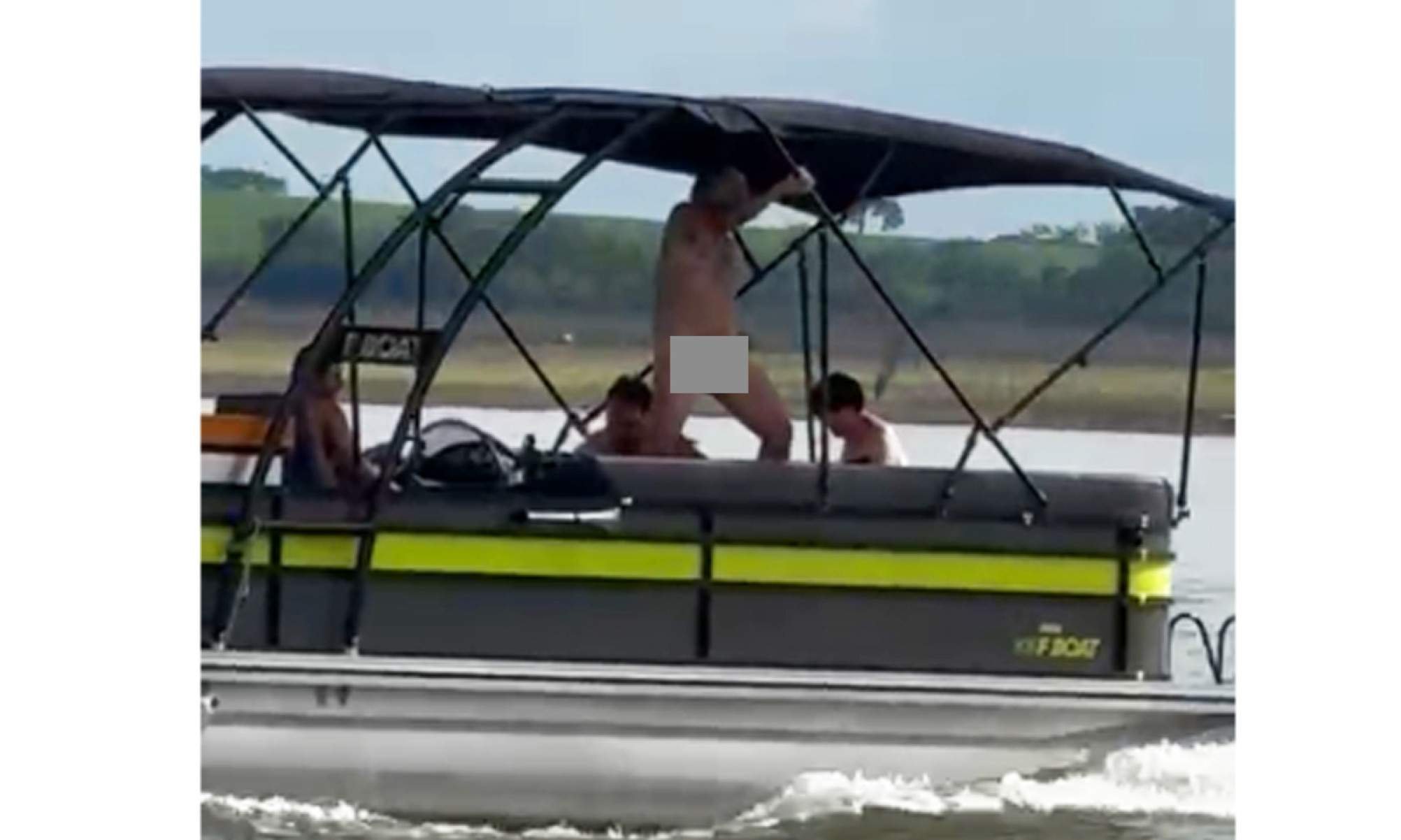 Homem foi flagrado mostrando genitálias em condomínio de ranchos em Fronteira -  (crédito: Redes Sociais/Divulgação)